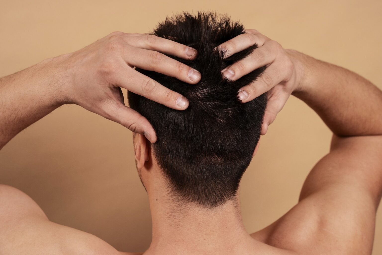 Implante capilar en La Nucía - mano